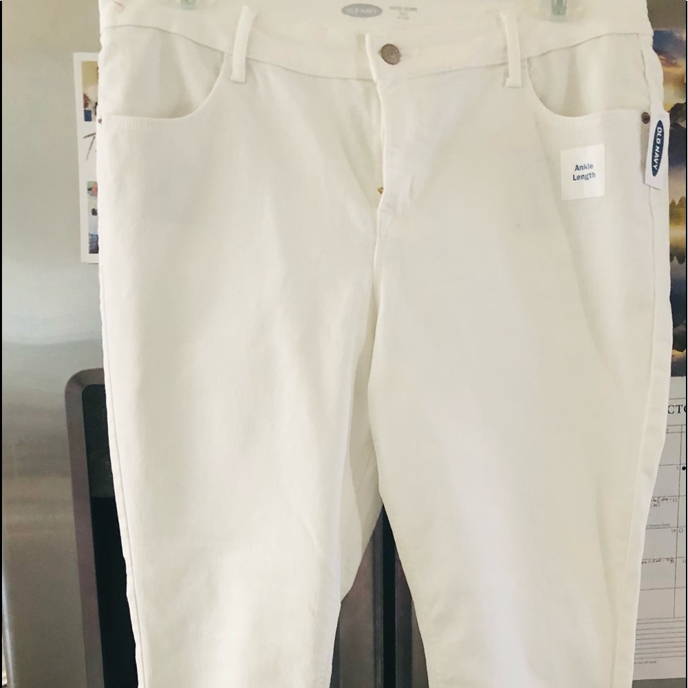 NWT size 16 Old Navy Super Skinny mid rise ankle jeans. Dress up or down!